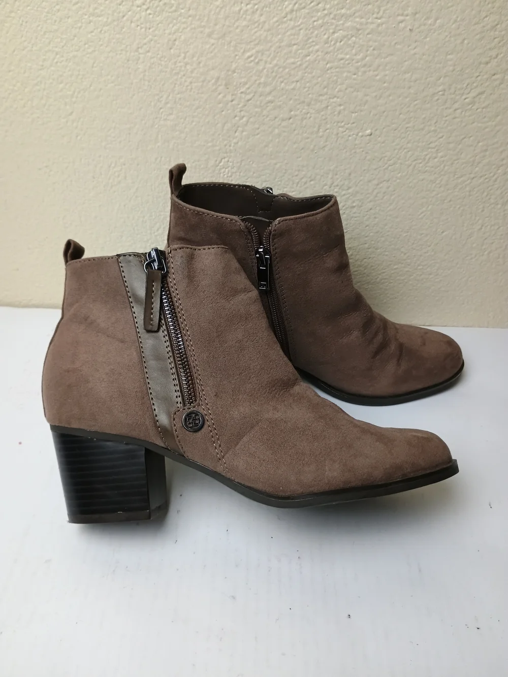 Liz Claiborne Salem 8M Brown Suede Ankle Booties with Block Heel Side-Zip